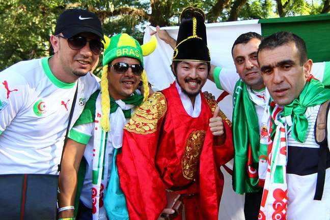 <p>Torcedores sul-coreanos e argelinos fazem festa antes do jogo</p>
