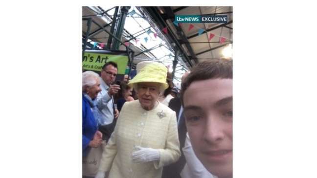 Jovem forneceu ao canal de ITV News selfie que tirou com a Rainha Elizabeth II