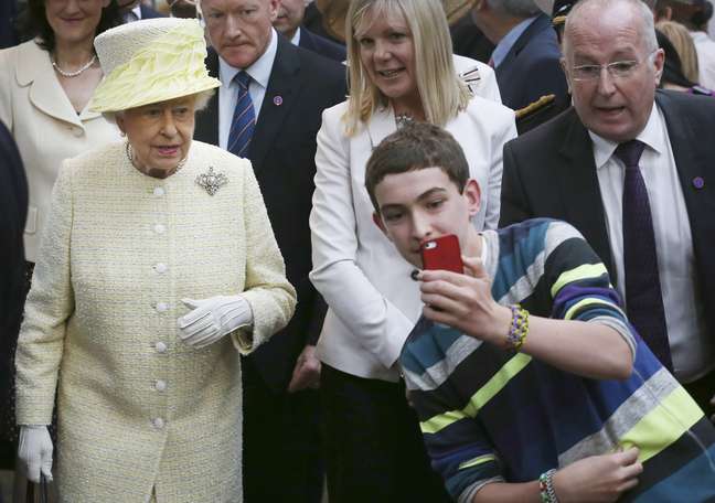 Fotógrafos capturaram a imagem do jovem tirando a selfie, mas não tinham certeza se o momento foi capturado