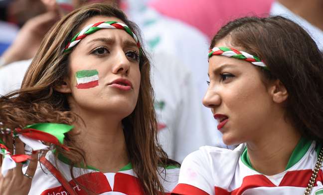 Torcedores de Bósnia e Irã agitam nesta quarta-feira a Arena Fonte Nova, em Salvador. A partida pode render a classificação às oitavas de final para os iranianos
