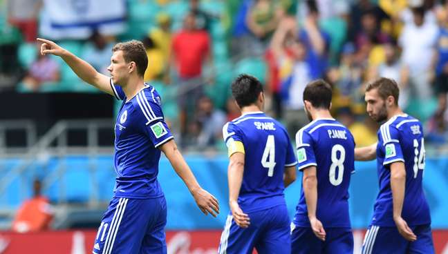 Bósnio Dzeko comemora o primeiro gol da partida contra  o Irã, que deu a vitória por 3 a 1 par ao time europeu na Arena Fonte Nova, em Salvador
