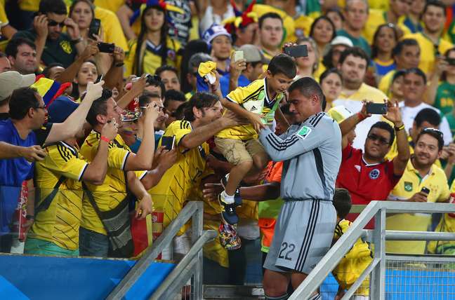 Aos 43 anos, goleiro da Colômbia tentou comemorar recorde com filhos, que estavam na arquibancada (foto); ao retornar com eles para o campo, foi barrado por fiscal da Fifa