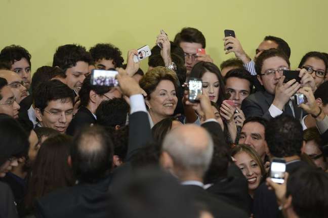 Dilma Rouseff tira fotos com estudantes após a cerimônia de lançamento da segunda etapa do Programa Ciência sem Fronteiras