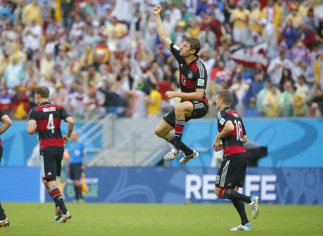 Jogador alemão Thomas Mueller dá um pulo para celebrar gol contra os Estados Unidos, na Arena Pernambuco, em Recife. 26/6/2014