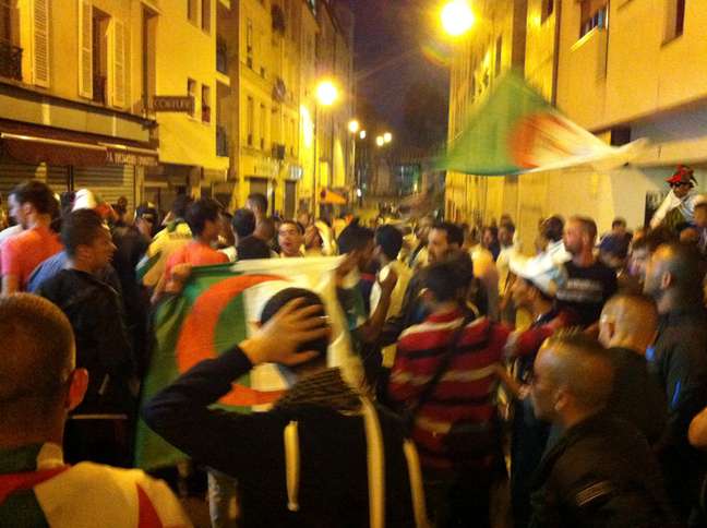 <p>Torcedores da Argélia celebram a classificação inédita nas ruas de Paris</p>