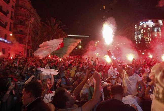 <p>Torcedores da Argélia comemoram classificação para as oitavas de final da Copa do Mundo</p>