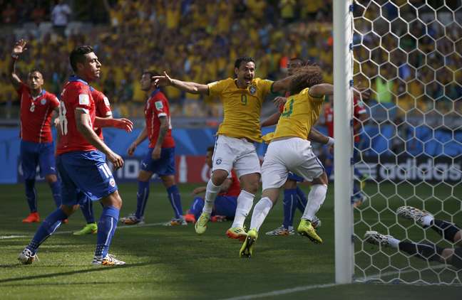 Fred comemora gol marcado por David Luiz