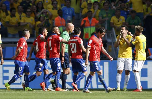 Durante o segundo tempo, Hulk marcou o gol da virada para o Brasil contra o Chile. Os jogadores da Seleção Brasileira chegaram a comemorar, mas o juiz anulou o tento por toque de mão de Hulk