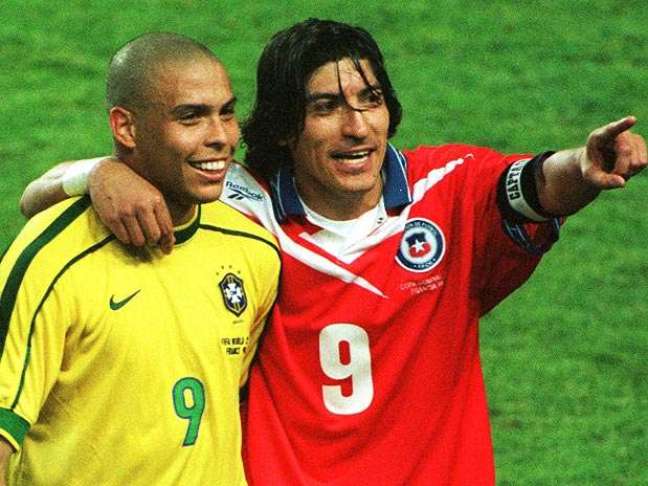 Ronaldo e Zamorano se abraçam durante confronto das oitavas de final da Copa de 1998; Brasil venceu por 4 a 1