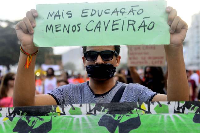 <p>Manifestante participa de protesto silencioso contra a violência policial, em frente à arena Fifa Fan Fest de Copacabana, no Rio de Janeiro, em 29 de junho</p>