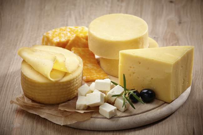 É importante tomar cuidado com a quantidade de sódio contida nos queijos