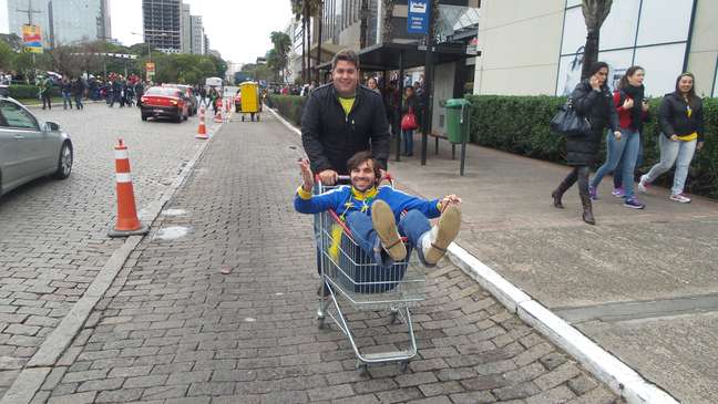 Torcedores brincaram com carrinho de supermercado em Porto Alegre