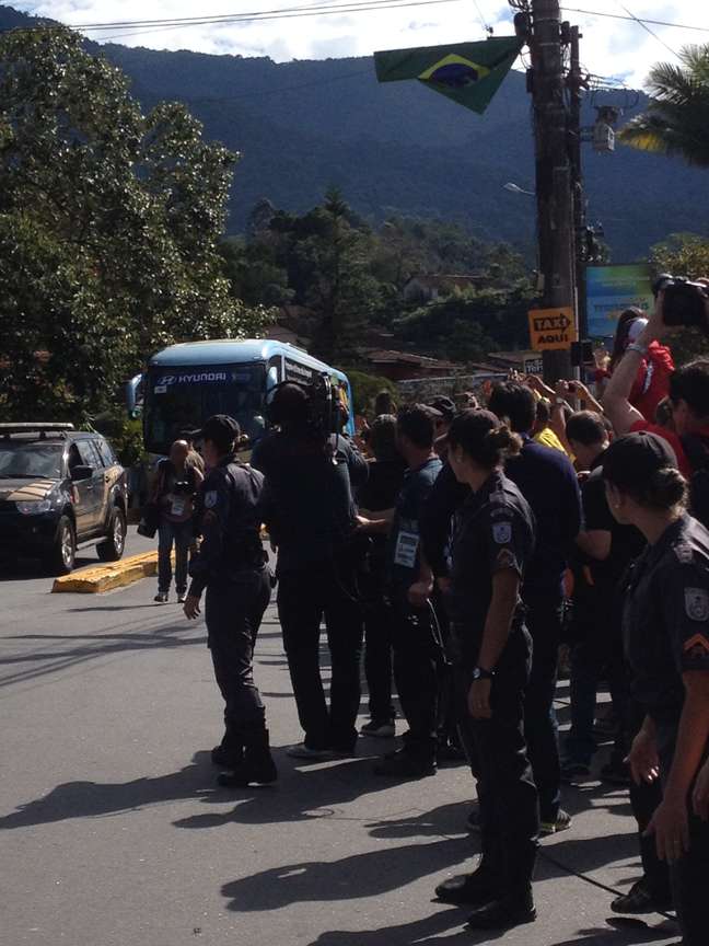 Ônibus da Seleção Brasileiro chegou rapidamente à Granja Comary, em Teresópolis