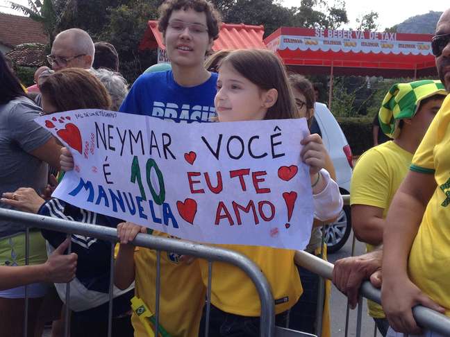 <p>Jovem Manuela foi recepcionar Neymar na Granja Comary com uma faixa mostrando amor pelo atleta</p>