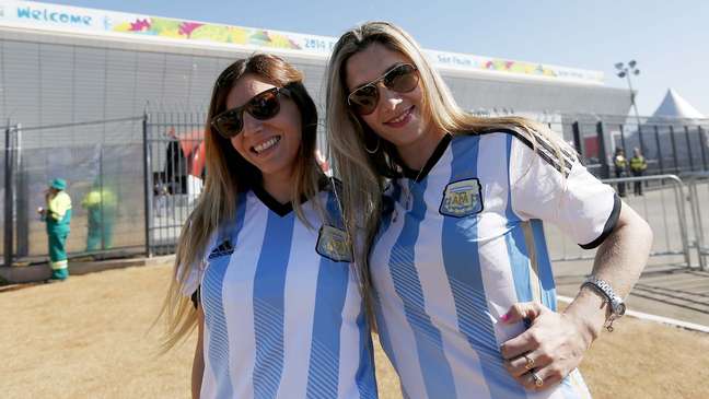 Animados, torcedores de Argentina x Suíça chegam à Arena Corinthians, em São Paulo, onde acontece a partida pelas oitavas de final da Copa do Mundo. Argentinos são maioria, mas suíços também marcam presença nos arredores do estádio