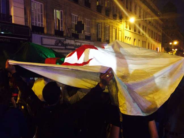 Argelino se cobre com bandeira para festejar participação na Copa