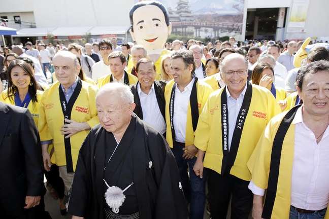 Aécio e lideranças do PSDB usaram o primeiro dia de campanha em visita ao Festival do Japão, em São Paulo