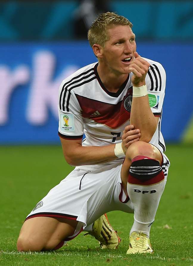 <p>Um dos craques da Alemanha, Bastian Schweinsteiger n&atilde;o teve uma atua&ccedil;&atilde;o inesquec&iacute;vel nesta Copa do Mundo. Mas, ao lado de nomes como &Ouml;zil, M&uuml;ller e&nbsp;Neuer, se mostrou importante para a equipe de Joachim L&ouml;w e ajudou a Alemanha a conquistar o tetracampeonato, ap&oacute;s vit&oacute;ria por 1 a 0 contra a Argentina, na final da Copa do Mundo</p>