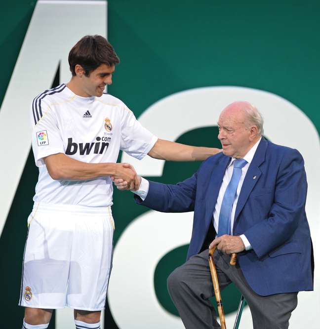 <p>Di Stéfano foi nomeado presidente de honra do Real Madrid e, em 2009, participou da apresentação de Kaká no clube merengue</p>