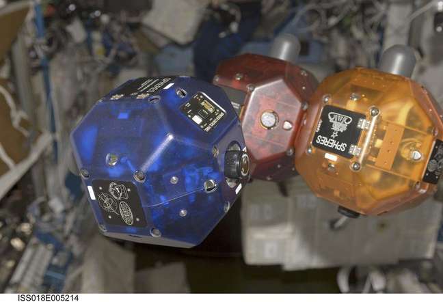Smartphones do Google com tecnologia de sensores 3D de última geração estão prestes a entrar em órbita, onde se tornarão os cérebros e os olhos de robôs flutuantes na Estação Espacial Internacional. 03/07/2014