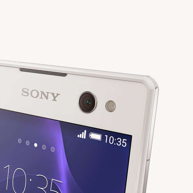 <p>Sony Xperia C3 vem com c&acirc;mera frontal de 5.5 MP e flash de LED</p>
