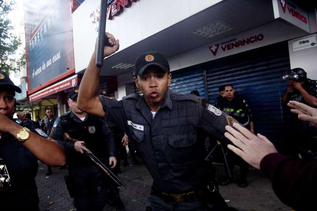 <p>Na foto, o fotógrafo do <strong>Terra</strong>, Mauro Pimentel, é atingido por cacetete de um PM durante o protesto contra a realização da Copa</p>