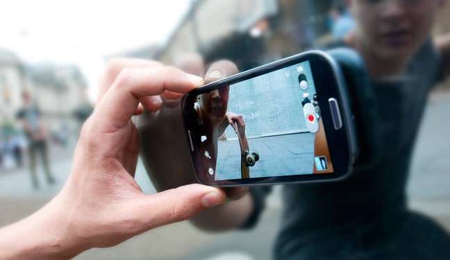 <p>Goo.ey é uma capa para smartphone e tablet que "gruda" em superfícies, desde muros a espelhos</p>