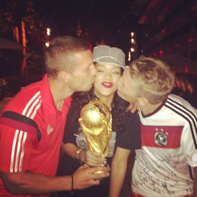 Podolski e Schweinsteiger beijam Rihanna na comemoração do título, que durou toda a madrugada em hotel no Rio de Janeiro
