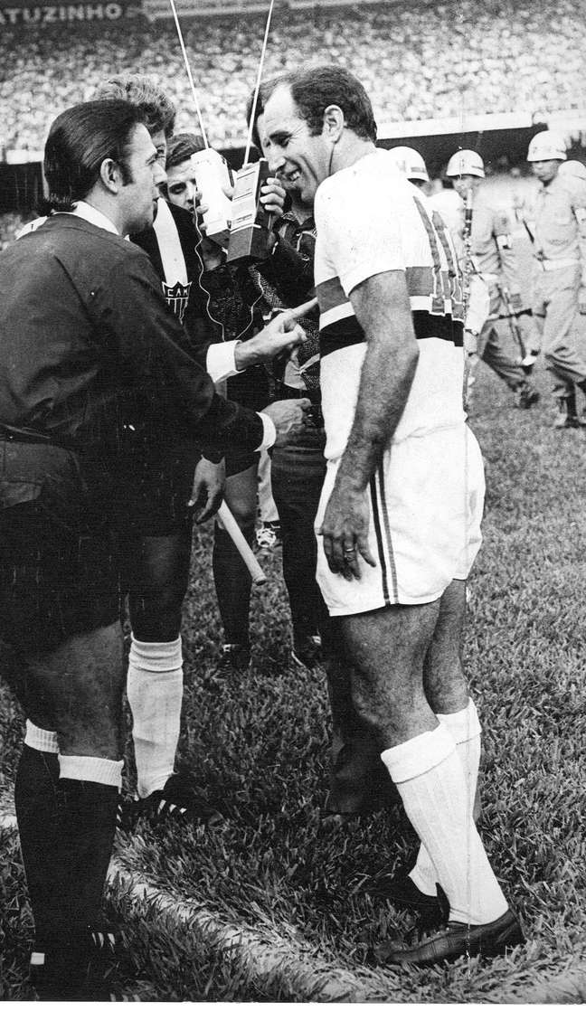 Armando Marques cumprimenta o meia Gérson, do São Paulo, em partida de 1971