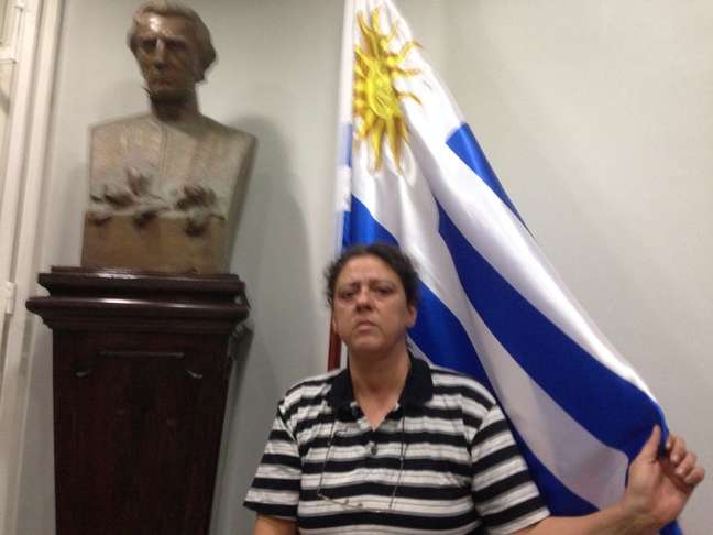 Ativista dentro do consulado uruguaio no Rio de Janeiro