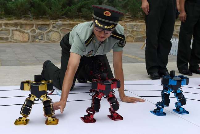 <p>Três pequenos robôs coloridos articularam seus movimentos ao ritmo de "Waka Waka", da cantora colombiana Shakira</p>