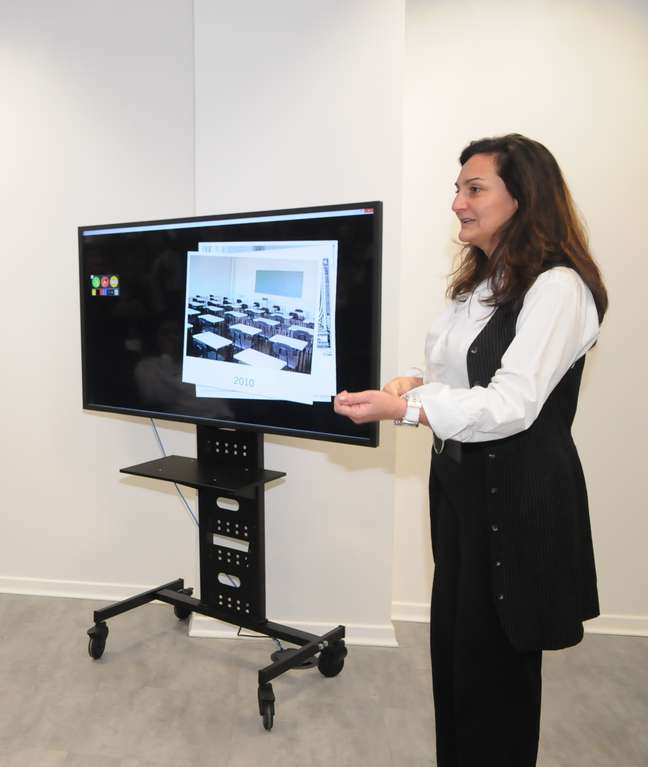 Diretora de Inovação da Estácio, Lindália Reis mostra a tela conectada desenvolvida pela universidade para a sala de aula do futuro
