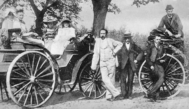 O primeiro carro com motor a gasolina é criação do fundador da Mercdes-Benz, o engenheiro alemão Karl Benz
