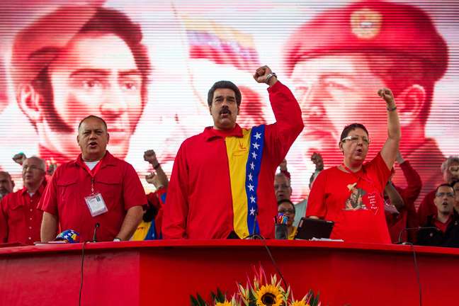 "Não podemos aceitar ameaças nem sanções do império americano, vamos acelerar e a radicalizar a revolução, é preciso recarregar as baterias, não estamos brincando", disse Maduro