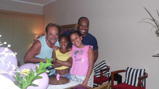 <p>Carlos Marques e Andr&eacute; Souza com as filhas de 10 e 12 anos</p>