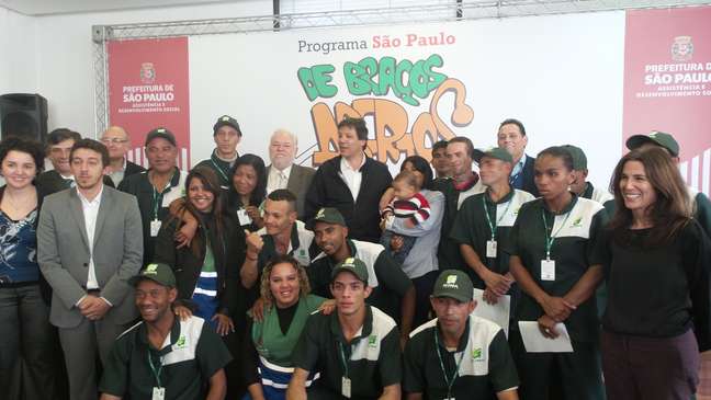 <p>O prefeito de São Paulo, Fernando Haddad (PT), com os primeiros benefeciários do programa "De Braços Abertos" que conseguiram um emprego com carteira assinada, em agosto de 2014</p>