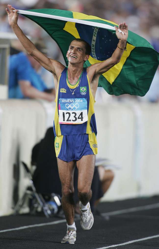 <p>Vanderlei Cordeiro de Lima deu a vola olímpica com a banderia brasileira após faturar o bronze em 2004</p>