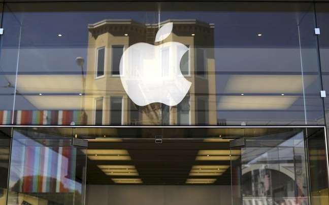 Han pasado ya cuatro años desde que Apple presentó un aparato completamente nuevo, por lo que existe presión para que la mayor compañía de tecnología del mundo muestre una sorpresa el martes en su "evento especial" en Cupertino en California. En la imagen se ve el logotipo de Apple frente a una tienda en barrio de la Marina en San Francisco el 23 de abril de 2014.