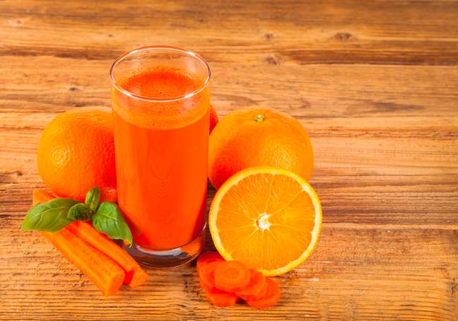 Suco de laranja e cenoura contribui para crescimento e vitalidade dos fios   