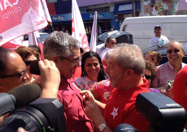 Alexandre Padilha faz campanha em Sapopemba, na zona leste de SP, ao lado do ex-presidente Lula