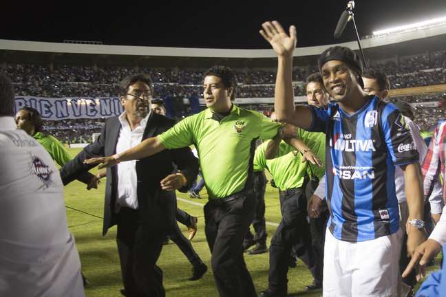 <p>Ronaldinho acena para a torcida na apresentação a clube mexicano</p>