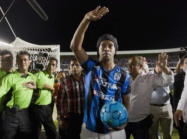 <p>Ronaldinho sa&uacute;da f&atilde;s ao ser apresentado pelo clube mexicano Quer&eacute;taro no est&aacute;dio La Corregidora</p>