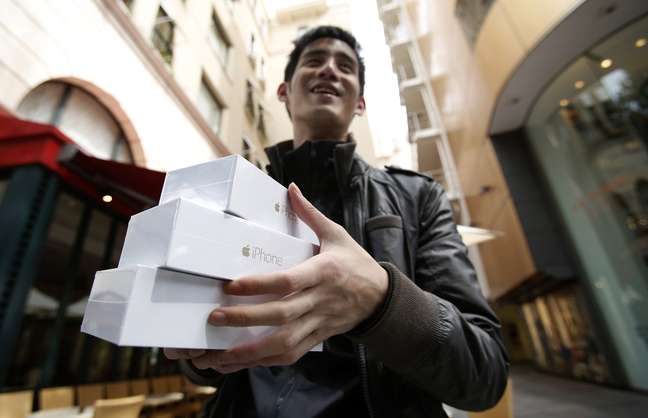 Canadense Jastin Leung veio ao Japão em suas férias para comprar o iPhone 6 e revender na China, o aparelho ainda não teve aprovação do governo chinês 