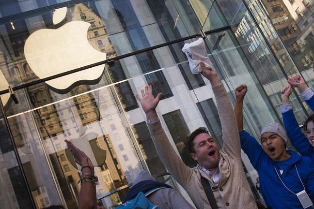 Morador de Nova Iorque, Andreas Gibson comemora após ser o primeiro a sair da Apple Store com o seu iPhone 6 