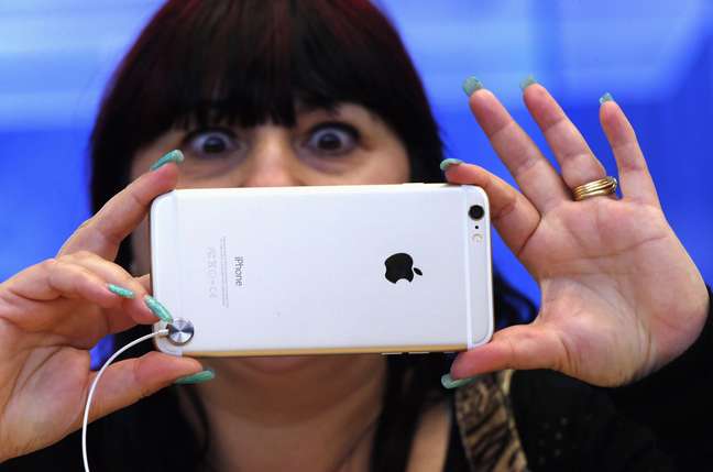 Ainda na Austrália, mulher reage a com “espanto” ao testar a câmera do iPhone 6 Plus 