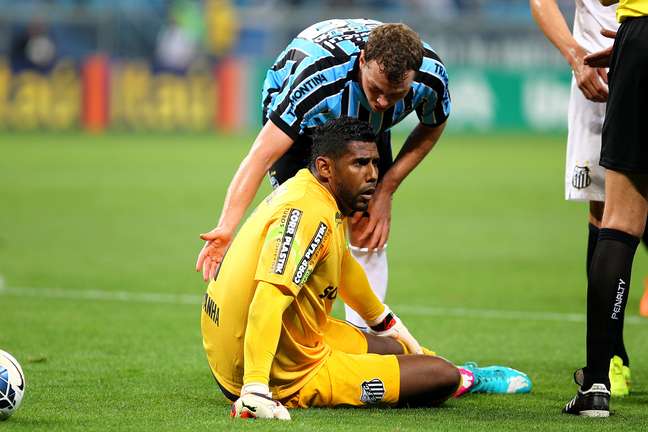 <p>Aranha fica no chão após dividida com atacante do Grêmio; goleiro foi vaiado pela torcida</p>