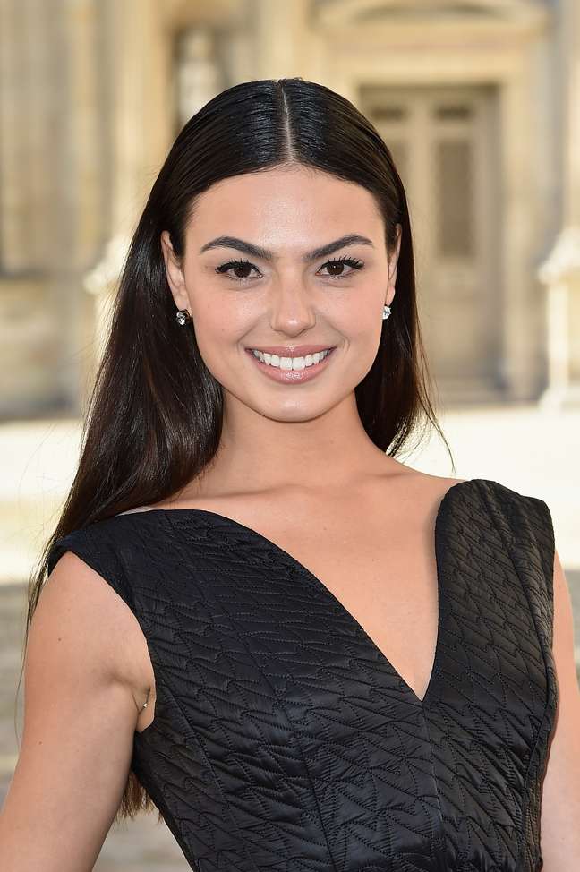 Isis Valverde prestigia Dior em Paris com vestido glamouroso