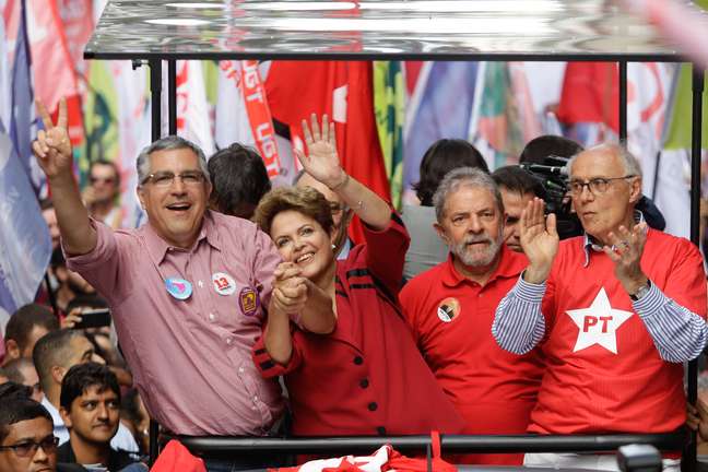 <p>Durante o trajeto, eleitores gritaram "É Dilma lá. Padilha aqui. E no Senado Eduardo Suplicy"</p>