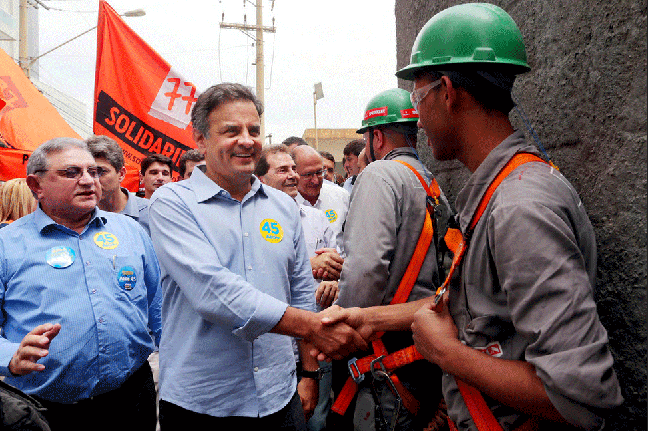 O candidato à Presidência pelo PSDB, Aécio Neves, participou de ato de campanha com operários da construção civil em São Paulo