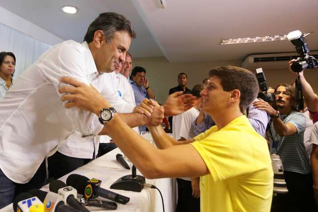 <p>Aécio Neves recebeu o apoio dos filhos de Eduardo Campos. Na foto, João Campos, filho mais velho do político pernambucano cumprimenta o tucano </p>